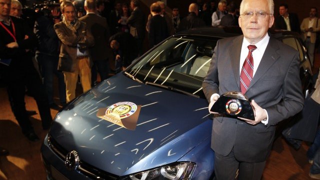 <p>
	&nbsp;</p>
<p style="margin-bottom: 0cm">
	Улрих Хакенберг, директор развитие на Volkswagen, позира с наградата. <em>Снимка: Ройтерс</em></p>
<p style="margin-bottom: 0cm">
	&nbsp;</p>
