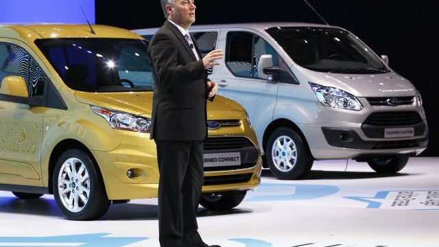 <p>
	Главният изпълнителен директор на Ford за Европа Стивън Оудил при представянето на модела Tourneo Courier на автомобилното изложение в Женева. <em>Снимка: Ройтерс</em></p>
