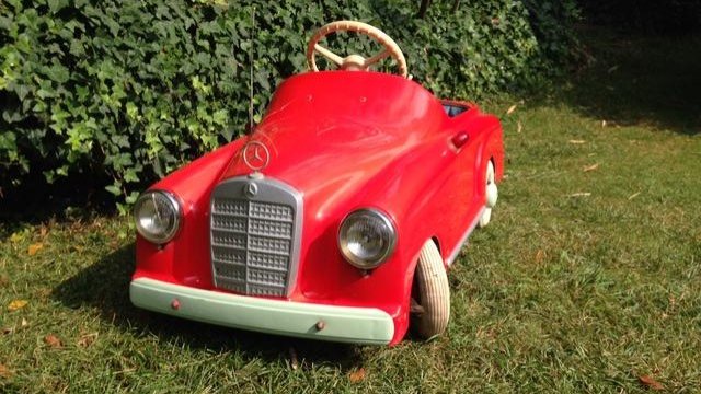 <p>
	Детската количка с педали е била продадена за 3450 долара, Снимка: <em>Bonhams</em></p>
