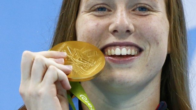 <p>
	Лили Кинг от САЩ спечели златото на 100 метра бруст. <em>Снимка: Ройтерс</em></p>
