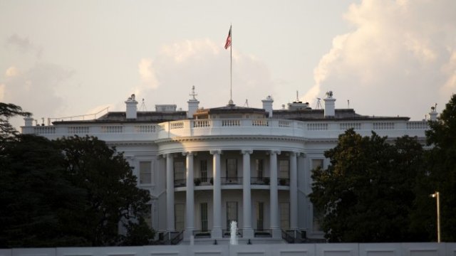 <p>
	От новия обитател на Белия дом ще зависи много в света. <em>Снимка: Bloomberg</em></p>
