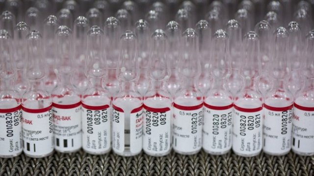 Руската ваксина срещу COVID-19 се сблъска с критики