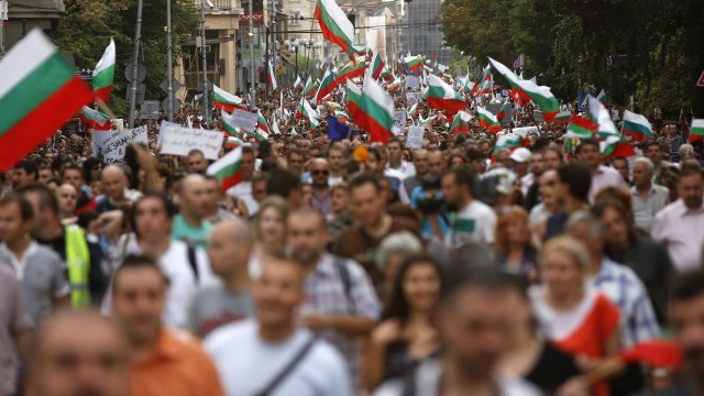 <p>
	Многолюдните протести продължават. <em>Снимка: Ройтерс</em></p>
