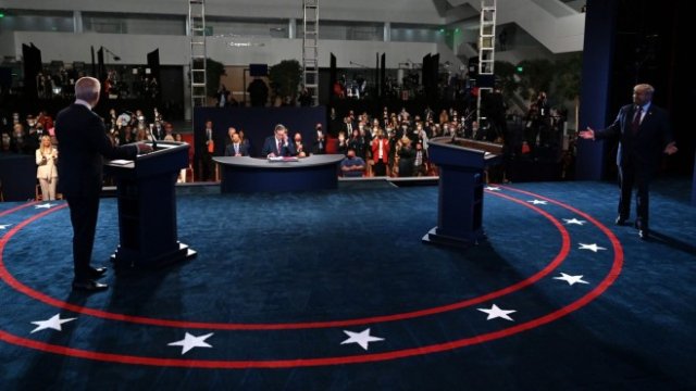 <p>
	Част от дебата. <em>Снимка: Kevin Dietsch/UPI/Bloomberg</em></p>
