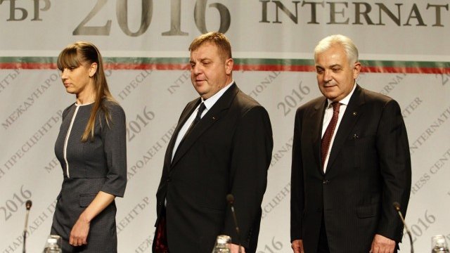 <p>
	<span style="color: rgb(102, 102, 102); font-family: Arial, non-serif; font-size: 14px; text-align: center;">Кандидатът на обединените патриоти Красимир Каракачанов (в средата).</span><em><span style="color: rgb(102, 102, 102); font-family: Arial, non-serif; font-size: 14px; text-align: center;"> Снимка: Олег Попов,&nbsp;</span><em style="col