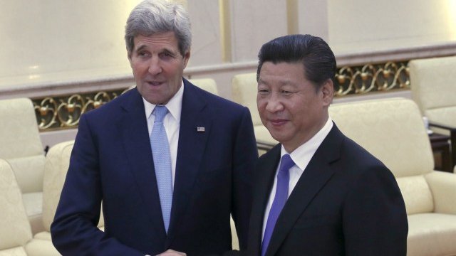 <p>
	Джон Кери (вляво) по време на срещата му с китайския президент&nbsp;&nbsp;Си Цзинпин. <em>Снимка: Ройтерс</em></p>
