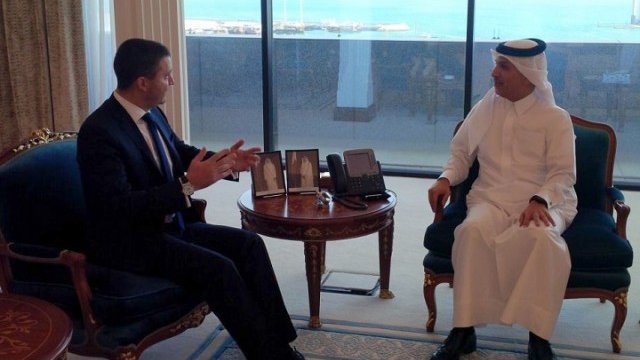 <p>
	Владислав Горанов разговаря в Доха с катарския си колега Али Шериф ал Емади. <em>Снимка: МФ</em></p>

