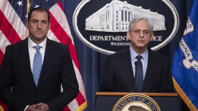 Мерик Гарланд (вдясно) и прокурор Джон Лауш (вляво) съобщават за назначаването на Робърт Хър за специален прокурор по случая с класифицираните документи на Байдън. Снимка: EPA/БГНЕС