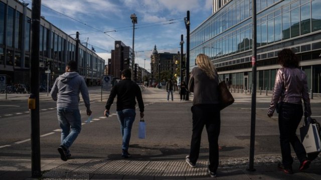 <p>
	Минувачи във финансовия квартал на Франкфурт. <em>Снимка: Ben Kilb/Bloomberg</em></p>
