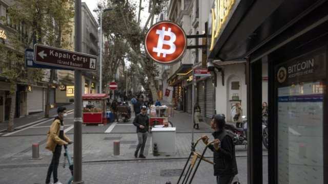 <p>
	<em>Снимка:&nbsp;Moe Zoyari/Bloomberg</em></p>
