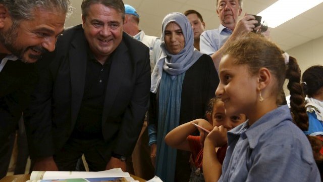 <p>
	Германският икономически министър Зигмар Габриел на посещение в училище в бежански лагер в Йордания <em>Снимка: архив Ройтерс</em></p>
