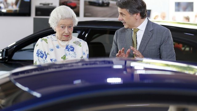 <p>
	Кралица Елизабет II разглежда някои от новите модели на Jaguar.&nbsp;<em style="font-size: 12px;">Снимка: Ройтерс</em></p>
