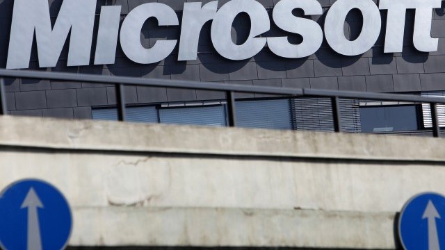 <p>
	Само по-радикални стъпки ще помогнат на Microsoft да поеме отново нагоре. <em>Снимка: Ройтерс</em></p>
