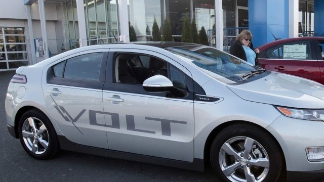 <p>
	Потенциален купувач оглежда Chevrolet Volt.<em> Снимка: Архив Ройтерс</em></p>
