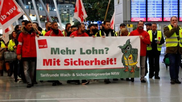 <p>
	&quot;По-висока заплата? Със сигурност!&quot;, пише на плаката на стачкуващите служители. <em>Снимка: Ройтерс</em></p>
