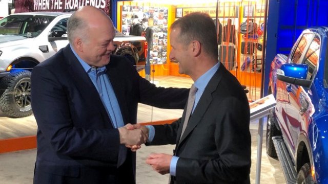 <p>
	Главният изпълнителен директор на&nbsp;Ford Джим Хакет (вляво) и главният изпълнителен директор на VW Херберт Дийс (вдясно) <em>Снимка: Ройтерс</em></p>
