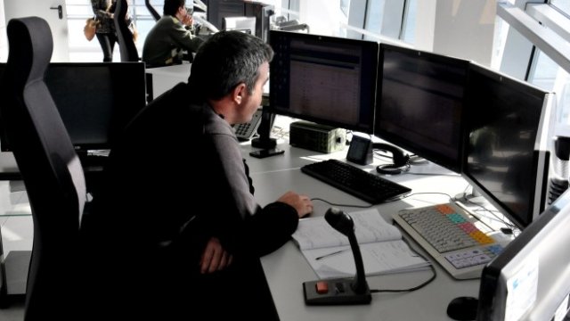 <p>
	В трафик кулата на пристанище Бургас имаше брифинг по повод връщането на танкера &bdquo;БАДР&ldquo; в акваторията на бургаското пристанище.&nbsp;<em>Снимка: БТА</em></p>
