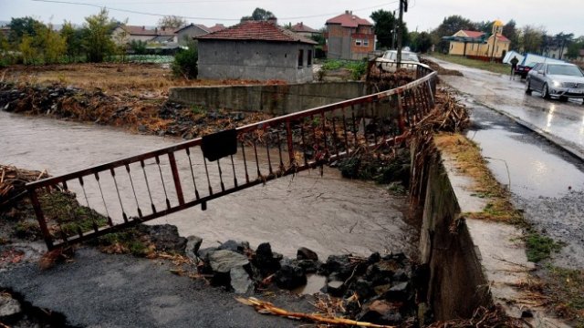 <p>
	Проливните дъждове в <span lang="bg-BG">Бургаско п</span><span lang="bg-BG">ричиниха огромни щети и взеха жертви. <em>Снимка: БТА</em></span></p>
