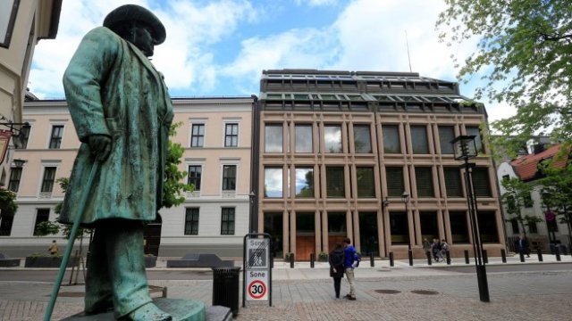 <p>
	<em>На заден план е сградата на централната банка на Норвегия. Снимка: Архив Ройтерс</em></p>
