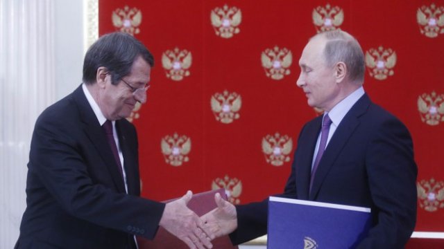 <p>
	Kипърският президент Никос Анастасиадис (вляво) и руският му колега Владимир Путин. <em>Снимка: Ройтерс</em></p>

