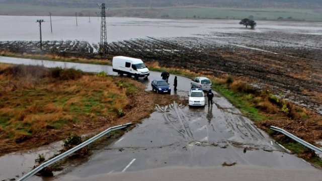 <p>
	Проливните дъждове достигнаха 150-160 л/кв. м в общините Бургас и Камено и наводниха големи площи. Наводнен бе пътят Бургас - Равнец в района на кръстовището за кв. Долно Езерово. <em>Снимка: БТА</em></p>
