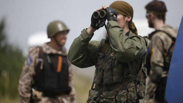 <p>
	САЩ твърдят, че Русия подкрепя про-руските бунтивници (на снимката) в Източна Украйна. <em>Снимка: Ройтерс</em></p>
