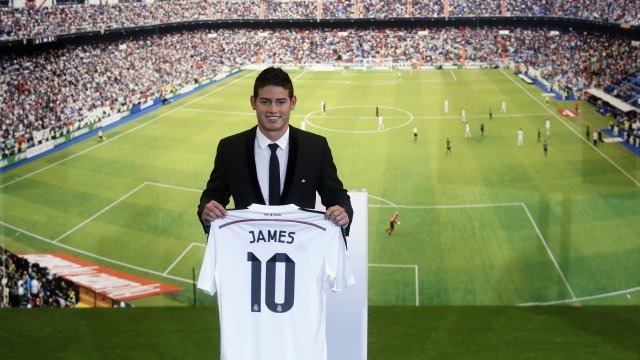 <p>
	Хамес позира с новия си екип. <em>Снимка: Ройтерс</em></p>
