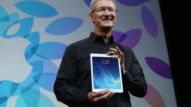 <p>
	Тим Кук представя iPad Air през есента на 2013 г., Снимка: <em>Ройтерс</em></p>
