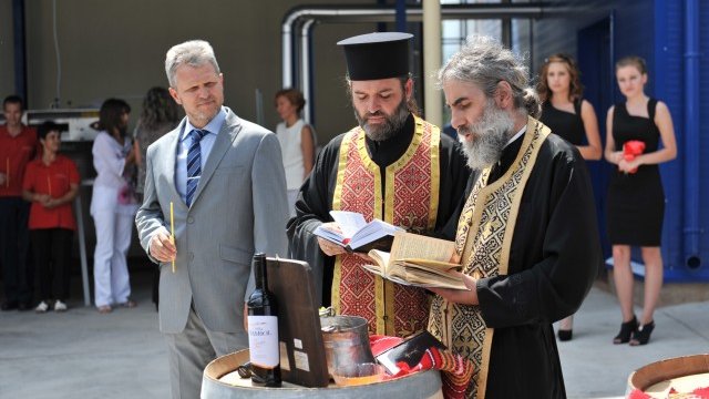 <p>
	Освещаването на новата бутикова изба. <em>Снимка:&nbsp;Винпром Ямбол</em></p>
