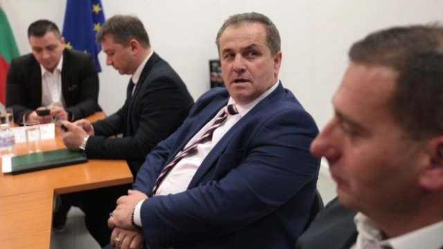 <p>
	Созополският кмет Панайот Рейзи (вторият от дясно наляво).<em> Снимка: Димитър Кьосемарлиев, Investor Media Group</em></p>
