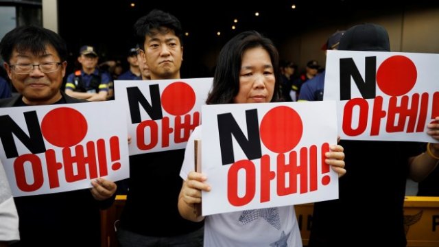 <p>
	Южнокорейци протестират пред посолството на Япония в Сеул.&nbsp;<em>Снимка:&nbsp;Ройтерс</em></p>
