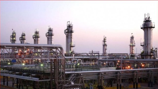 <p>
	Рафинерия на Saudi Aramco. <em>Снимка: Ройтерс</em></p>
