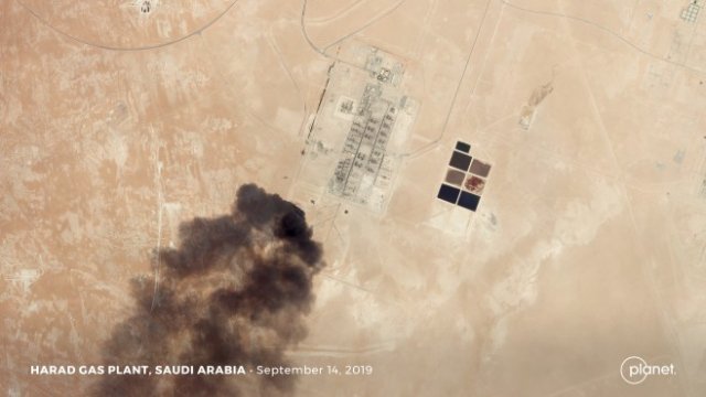 <p>
	Сателитна снимка показва очевиден удар на дрон върху съоръжение за нефт на Aramco в Харад, Саудитска Арабия на 14 септември 2019 г. Снимка: Ройтерс<br />
	&nbsp;</p>
