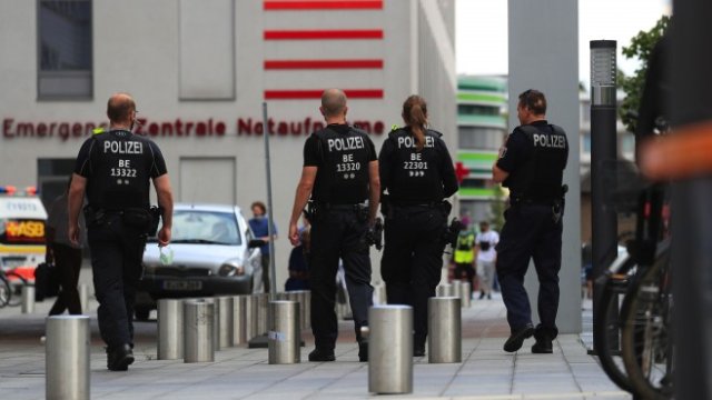 <p>
	Германската полиция охранява болницата в Берлин, където Алексей Навални е настанен. <em>Снимка: Bloomberg L.P.</em></p>
