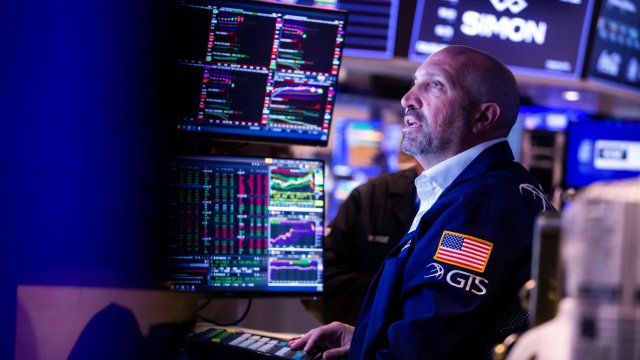 Търговията на Wall Street започна седмицата на червена територия, но след това обърна посоката. Снимка: Michael Nagle/Bloomberg