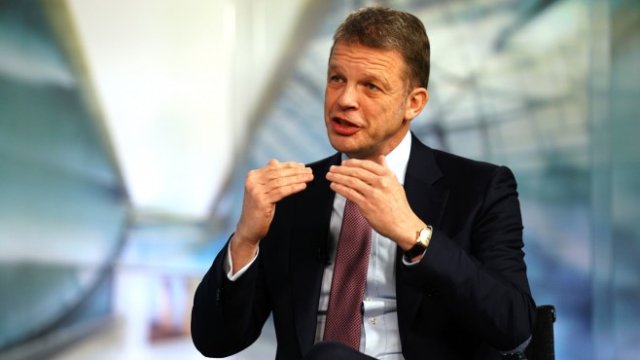 <p>
	<em>На снимката: Изпълнителният директор на Deutsche Bank, Кристиян Зевинг, Thorsten Wagner/Bloomberg</em></p>
