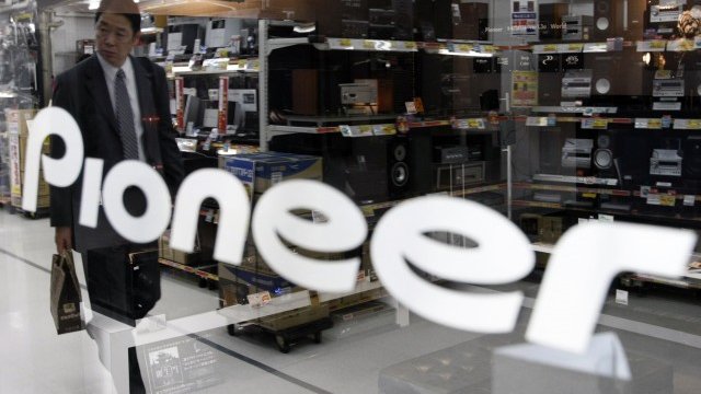 <p style="text-align: justify;">
	Pioneer ще използва част от постъпленията за погасяване на дългове, като ще се фокусира върху бизнеса си със стерео системи и GPS устройства за автомобили. <em>Снимка: Ройтерс</em></p>
