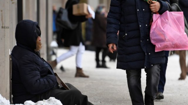 <p>
	Бедомна жена проси пари в Хамбург. <em>Снимка: архив Ройтерс</em></p>
