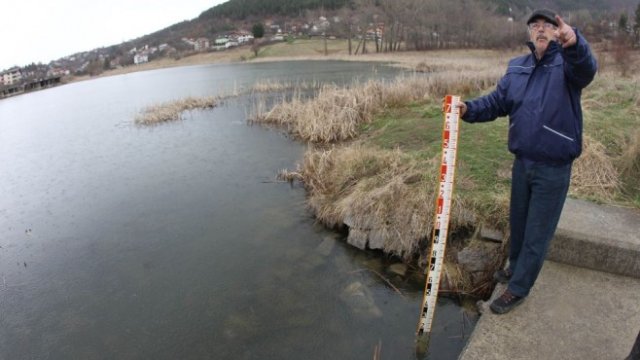 <p>
	Измерване на нивото на язорир &bdquo;Мърчаево&ldquo;. <em>Снимка: Олег Попов, Investor Media Group</em></p>
