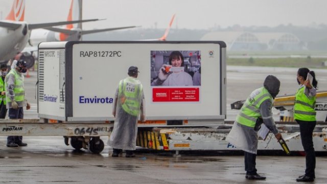 <p>
	<em>Хладилен контейнер пренася ваксини срещу коронавируса на Sinovac Biotech Ltd. на международното летище Гуарульос (GRU) в Сао Пауло, Бразилия, в четвъртък, 19 ноември 2020 г. Снимка: Jonne Roriz/Bloomberg</em></p>
