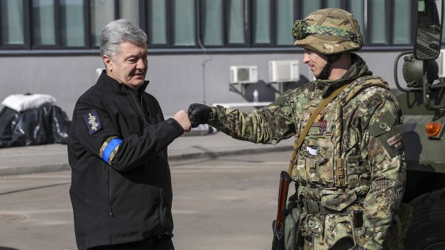 Предишният президент и крупен предприемач Петро Порошенко (вляво). Снимка:  EPA/MIGUEL A. LOPES