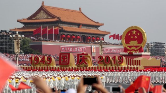 <p>
	Парадът по случай 70-годишнината на 1 октомври. <em>Снимка: Ройтерс</em></p>
