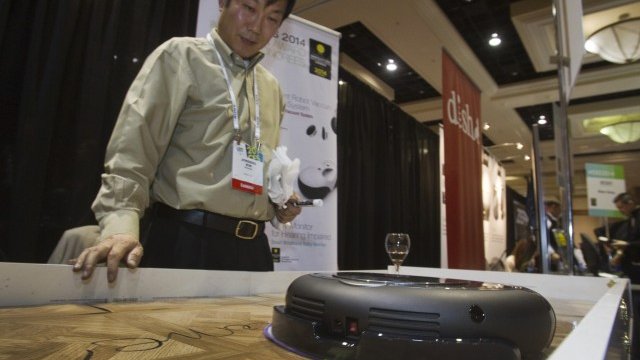 <p>
	Прахосмукачката&nbsp; Rydis H68 Pro Hybrid Robot Vacuum &ndash; може да се включва дистанционно чрез смартфона. &nbsp;<em>Снимка: Ройтерс</em></p>
