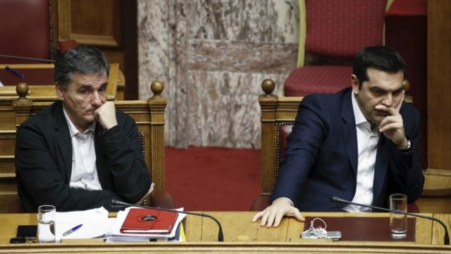 <p>
	Финансовият министър Евклид Цакалотос (вляво) и премиерът Алексис Ципрас в гръцкия парламент. Снимка: <em>архив Ройтерс</em></p>
