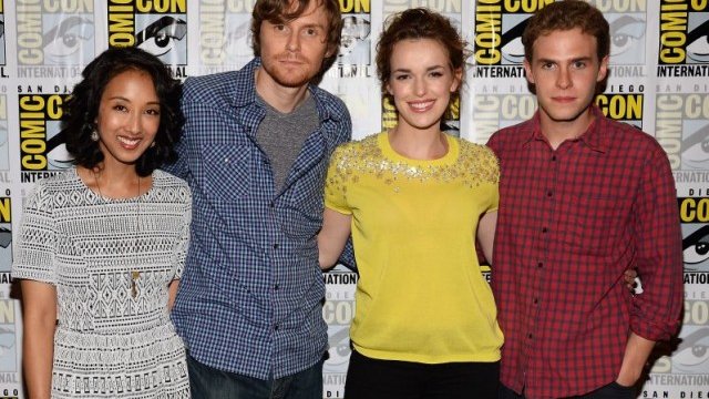 <p>
	&quot;Marvel&rsquo;s Agents of S.H.I.E.L.D. &quot; стартира в ефира на ABC на 24 септември. На снимката - изпълнителните продуценти Мориса Тенчъроун и Джед Уедън, актрисата Елизабет Хенстридж и актьорът Иън де Кастекър. <em>Снимка: Getty Images/Guliver Photos</em></p>
