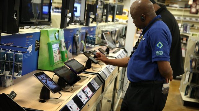 <p>
	Продажбите на таблети се увеличават, но с по-бавно темпо. <em>Снимка: Getty Images News</em></p>
