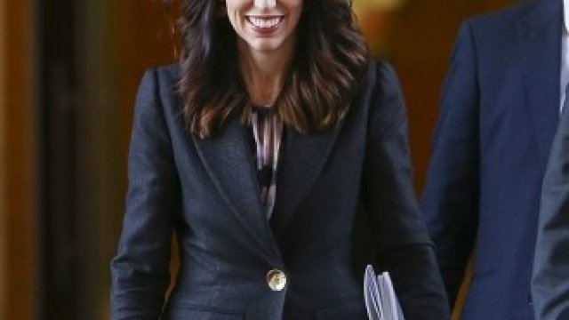 <p>
	Джасинда Ардерн, премиер на Нова Зеландия и Грант Робъртсън, финансов министър. <em>Снимка:&nbsp;Hagen Hopkins/Getty Images/Bloomberg</em></p>
