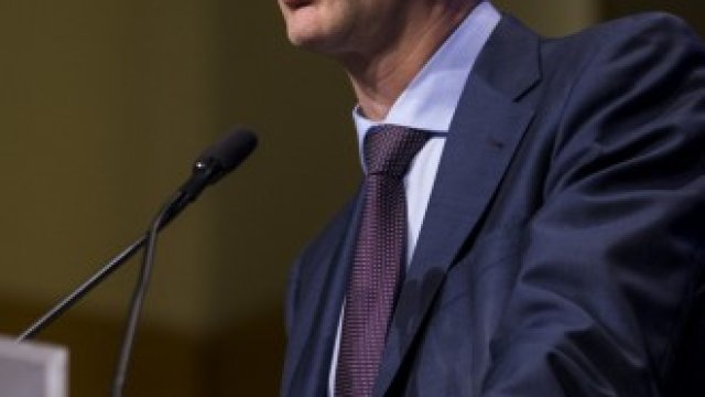 <p>
	Пабло Ернандес де Кос, управител на Испанската централна банка. Снимка:&nbsp;Zach Gibson/Bloomberg</p>
