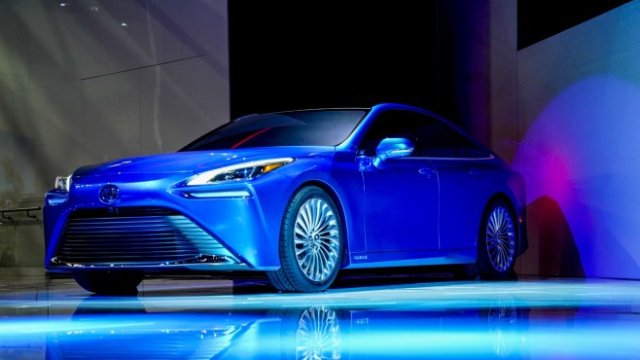 <p>
	Снимка: Моделът Mirai, който работи с горивни клетки. <em>Снимка: Kyle Grillot/Bloomberg</em></p>
