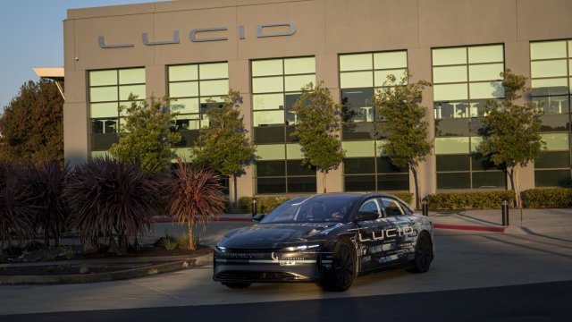 Електрическият модел Lucid Air, паркиран пред централната на компанията в Нюарк, Калифорния. Снимка: David Paul Morris/Bloomberg